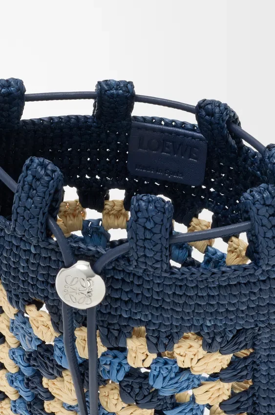 Vak met trekkoord van klassiek kalfsleer en raffia Vak met trekkoord van klassiek kalfsleer en raffia