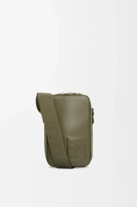 Verticaal crossbodyvakje van satijnkalfsleer