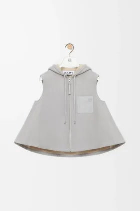 Vest met capuchon van schapenvacht