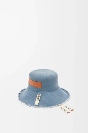 Vissershoed met gerafelde randen van denim en kalfsleer Vissershoed met gerafelde randen van denim en kalfsleer