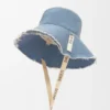 Vissershoed met gerafelde randen van denim en kalfsleer Vissershoed met gerafelde randen van denim en kalfsleer