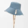 Vissershoed met gerafelde randen van denim en kalfsleer Vissershoed met gerafelde randen van denim en kalfsleer