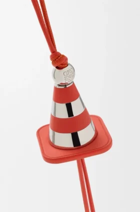 Work Cone-bedeltje van messing en kalfsleer