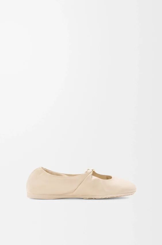 Zachte ballerina met ‘Pebble’-motief van nappa-lamsleer Zachte ballerina met ‘Pebble’-motief van nappa-lamsleer