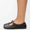 Zachte ballerina met ‘Pebble’-motief van nappa-lamsleer Zachte ballerina met ‘Pebble’-motief van nappa-lamsleer