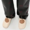Zachte ballerina met ‘Pebble’-motief van nappa-lamsleer Zachte ballerina met ‘Pebble’-motief van nappa-lamsleer