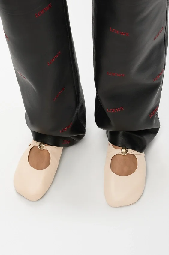 Zachte ballerina met ‘Pebble’-motief van nappa-lamsleer Zachte ballerina met ‘Pebble’-motief van nappa-lamsleer