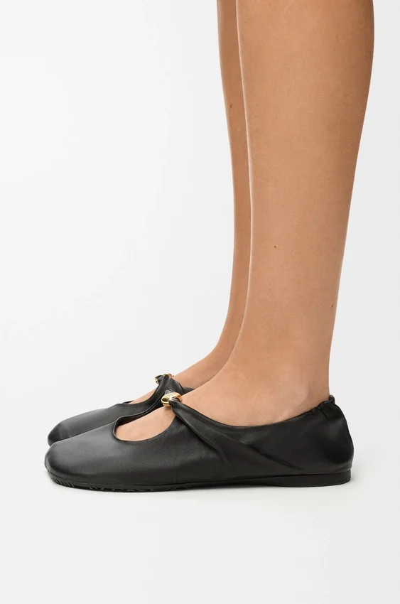Zachte ballerina met ‘Pebble’-motief van nappa-lamsleer Zachte ballerina met ‘Pebble’-motief van nappa-lamsleer