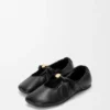 Zachte ballerina met ‘Pebble’-motief van nappa-lamsleer Zachte ballerina met ‘Pebble’-motief van nappa-lamsleer