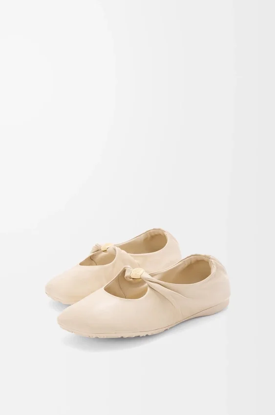 Zachte ballerina met ‘Pebble’-motief van nappa-lamsleer Zachte ballerina met ‘Pebble’-motief van nappa-lamsleer