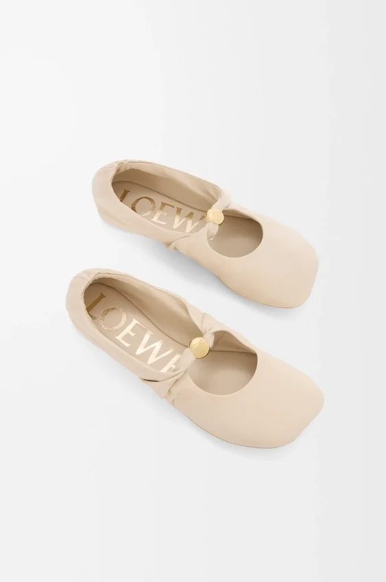 Zachte ballerina met ‘Pebble’-motief van nappa-lamsleer Zachte ballerina met ‘Pebble’-motief van nappa-lamsleer