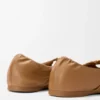 Zachte ballerina met ‘Pebble’-motief van nappa-lamsleer Zachte ballerina met ‘Pebble’-motief van nappa-lamsleer