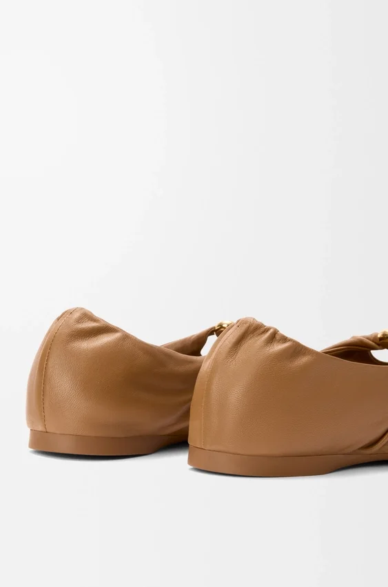 Zachte ballerina met ‘Pebble’-motief van nappa-lamsleer Zachte ballerina met ‘Pebble’-motief van nappa-lamsleer