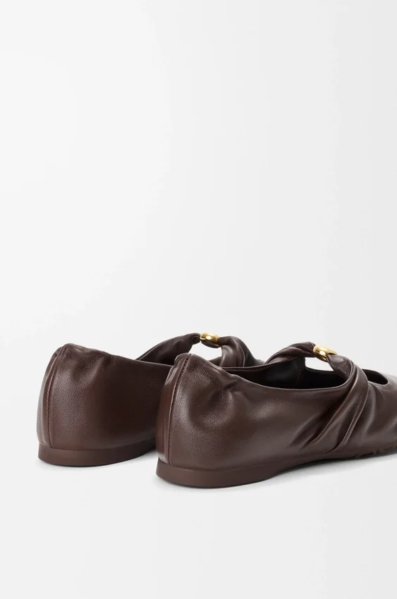 Zachte ballerina met ‘Pebble’-motief van nappa-lamsleer Zachte ballerina met ‘Pebble’-motief van nappa-lamsleer