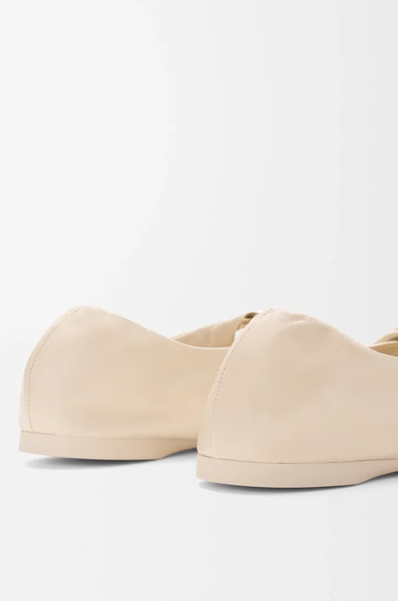 Zachte ballerina met ‘Pebble’-motief van nappa-lamsleer Zachte ballerina met ‘Pebble’-motief van nappa-lamsleer