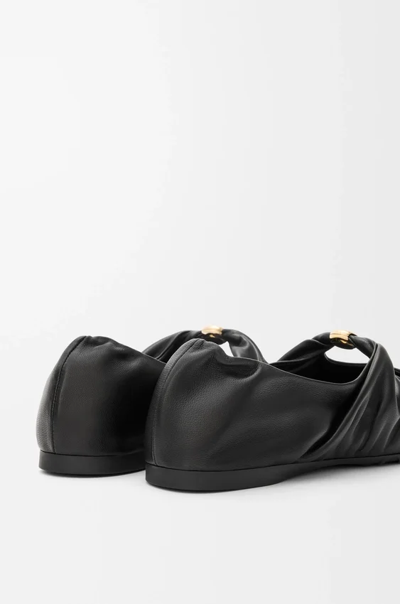 Zachte ballerina met ‘Pebble’-motief van nappa-lamsleer Zachte ballerina met ‘Pebble’-motief van nappa-lamsleer