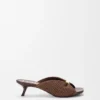 Zachte sandaal met ‘Pebble’-motief in stof met raffia-effect Zachte sandaal met ‘Pebble’-motief in stof met raffia-effect