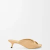 Zachte sandaal met ‘Pebble’-motief in stof met raffia-effect Zachte sandaal met ‘Pebble’-motief in stof met raffia-effect