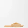 Zachte sandaal met ‘Pebble’-motief in stof met raffia-effect Zachte sandaal met ‘Pebble’-motief in stof met raffia-effect