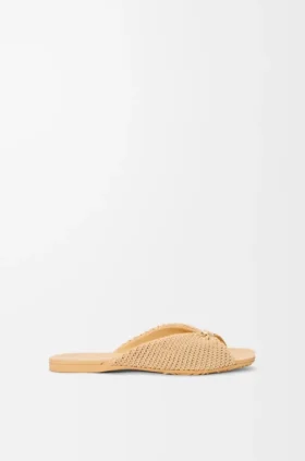 Zachte sandaal met ‘Pebble’-motief in stof met raffia-effect