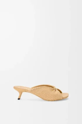 Zachte sandaal met ‘Pebble’-motief in stof met raffia-effect