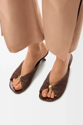 Zachte sandaal met ‘Pebble’-motief in stof met raffia-effect