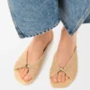 Zachte sandaal met ‘Pebble’-motief in stof met raffia-effect Zachte sandaal met ‘Pebble’-motief in stof met raffia-effect