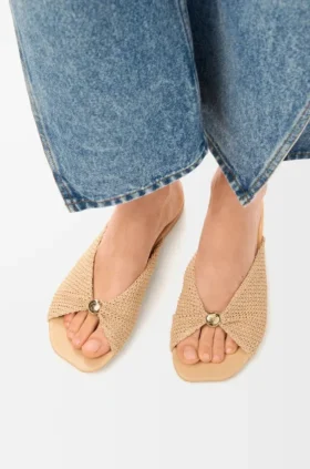 Zachte sandaal met ‘Pebble’-motief in stof met raffia-effect