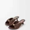 Zachte sandaal met ‘Pebble’-motief in stof met raffia-effect Zachte sandaal met ‘Pebble’-motief in stof met raffia-effect