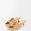 Zachte sandaal met ‘Pebble’-motief in stof met raffia-effect Zachte sandaal met ‘Pebble’-motief in stof met raffia-effect
