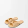 Zachte sandaal met ‘Pebble’-motief in stof met raffia-effect Zachte sandaal met ‘Pebble’-motief in stof met raffia-effect