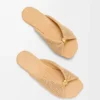 Zachte sandaal met ‘Pebble’-motief in stof met raffia-effect Zachte sandaal met ‘Pebble’-motief in stof met raffia-effect