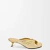 Zachte slippers met ‘Pebble’-detail van gelamineerd lamsleer Zachte slippers met ‘Pebble’-detail van gelamineerd lamsleer