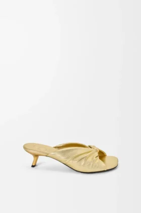 Zachte slippers met ‘Pebble’-detail van gelamineerd lamsleer