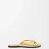 Zachte slippers met ‘Pebble’-detail van gelamineerd lamsleer Zachte slippers met ‘Pebble’-detail van gelamineerd lamsleer
