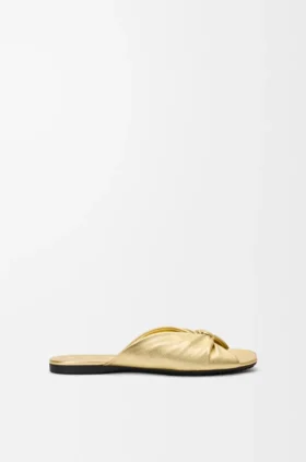 Zachte slippers met ‘Pebble’-detail van gelamineerd lamsleer