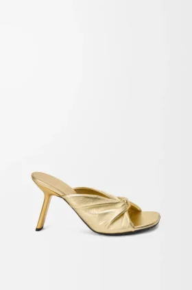 Zachte slippers met ‘Pebble’-detail van gelamineerd lamsleer