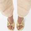 Zachte slippers met ‘Pebble’-detail van gelamineerd lamsleer Zachte slippers met ‘Pebble’-detail van gelamineerd lamsleer