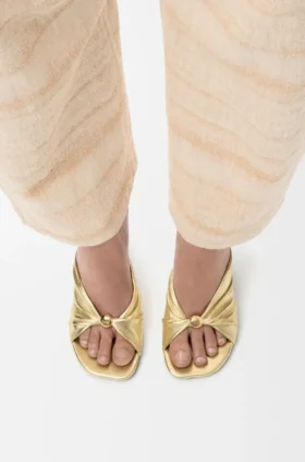 Zachte slippers met ‘Pebble’-detail van gelamineerd lamsleer