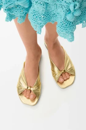 Zachte slippers met ‘Pebble’-detail van gelamineerd lamsleer