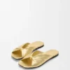 Zachte slippers met ‘Pebble’-detail van gelamineerd lamsleer Zachte slippers met ‘Pebble’-detail van gelamineerd lamsleer