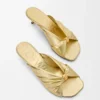 Zachte slippers met ‘Pebble’-detail van gelamineerd lamsleer Zachte slippers met ‘Pebble’-detail van gelamineerd lamsleer