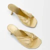 Zachte slippers met ‘Pebble’-detail van gelamineerd lamsleer Zachte slippers met ‘Pebble’-detail van gelamineerd lamsleer