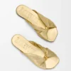 Zachte slippers met ‘Pebble’-detail van gelamineerd lamsleer Zachte slippers met ‘Pebble’-detail van gelamineerd lamsleer