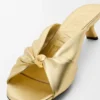 Zachte slippers met ‘Pebble’-detail van gelamineerd lamsleer Zachte slippers met ‘Pebble’-detail van gelamineerd lamsleer