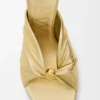Zachte slippers met ‘Pebble’-detail van gelamineerd lamsleer Zachte slippers met ‘Pebble’-detail van gelamineerd lamsleer