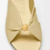 Zachte slippers met ‘Pebble’-detail van gelamineerd lamsleer Zachte slippers met ‘Pebble’-detail van gelamineerd lamsleer