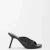 Zachte slippers met ‘Pebble’-motief van nappa-lamsleer Zachte slippers met ‘Pebble’-motief van nappa-lamsleer
