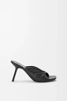 Zachte slippers met ‘Pebble’-motief van nappa-lamsleer