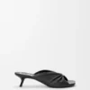 Zachte slippers met ‘Pebble’-motief van nappa-lamsleer Zachte slippers met ‘Pebble’-motief van nappa-lamsleer